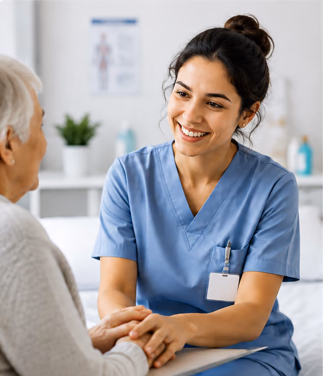 Pflegekraft im Gespräch mit einer Patientin